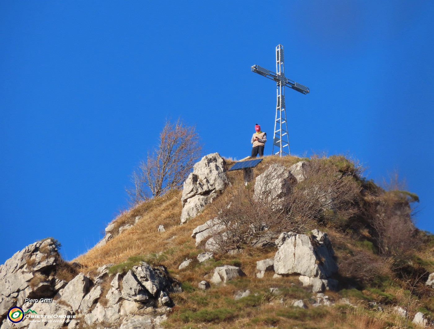 35 Costante alla  Croce (1425 m) del Monte Castello (maxi zoom).JPG